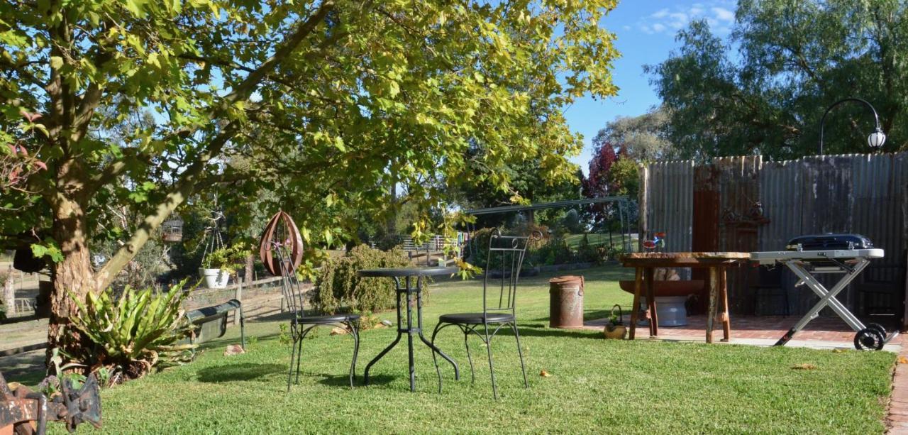 Hotel The Stables Wandin North Exterior foto