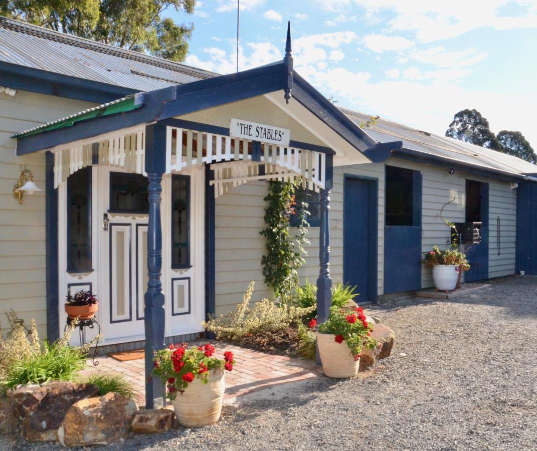 Hotel The Stables Wandin North Exterior foto