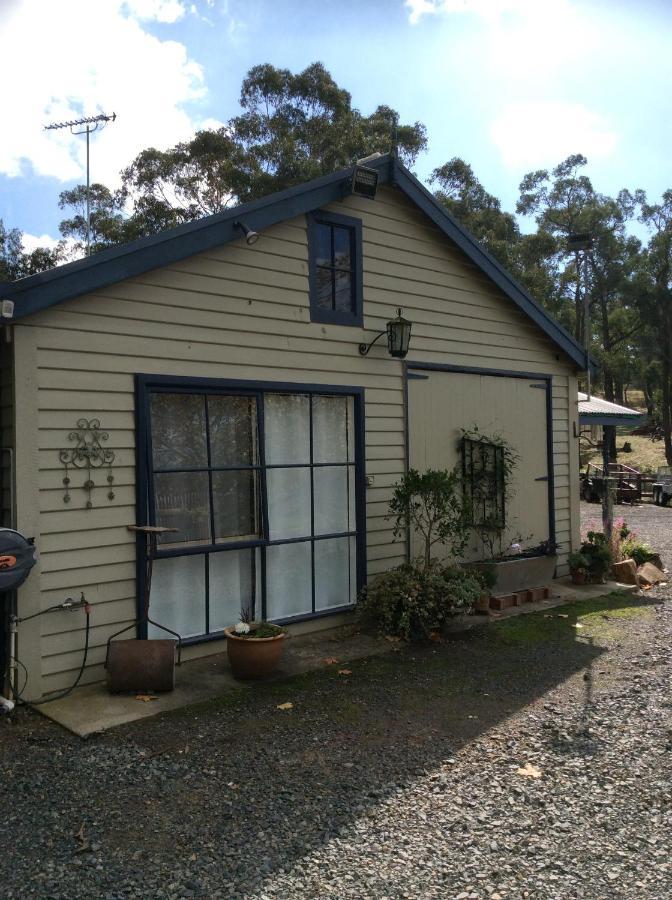 Hotel The Stables Wandin North Exterior foto