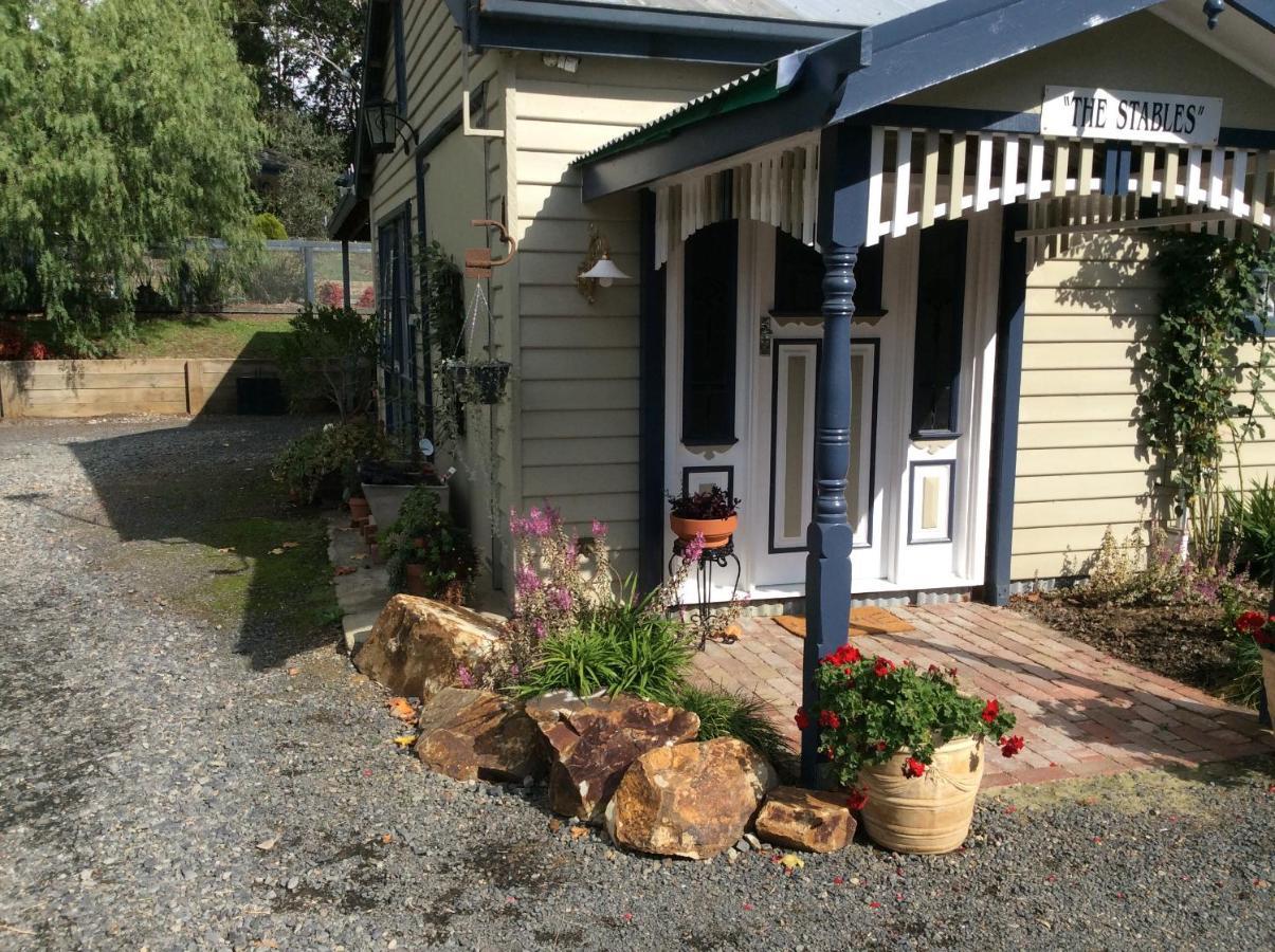 Hotel The Stables Wandin North Exterior foto